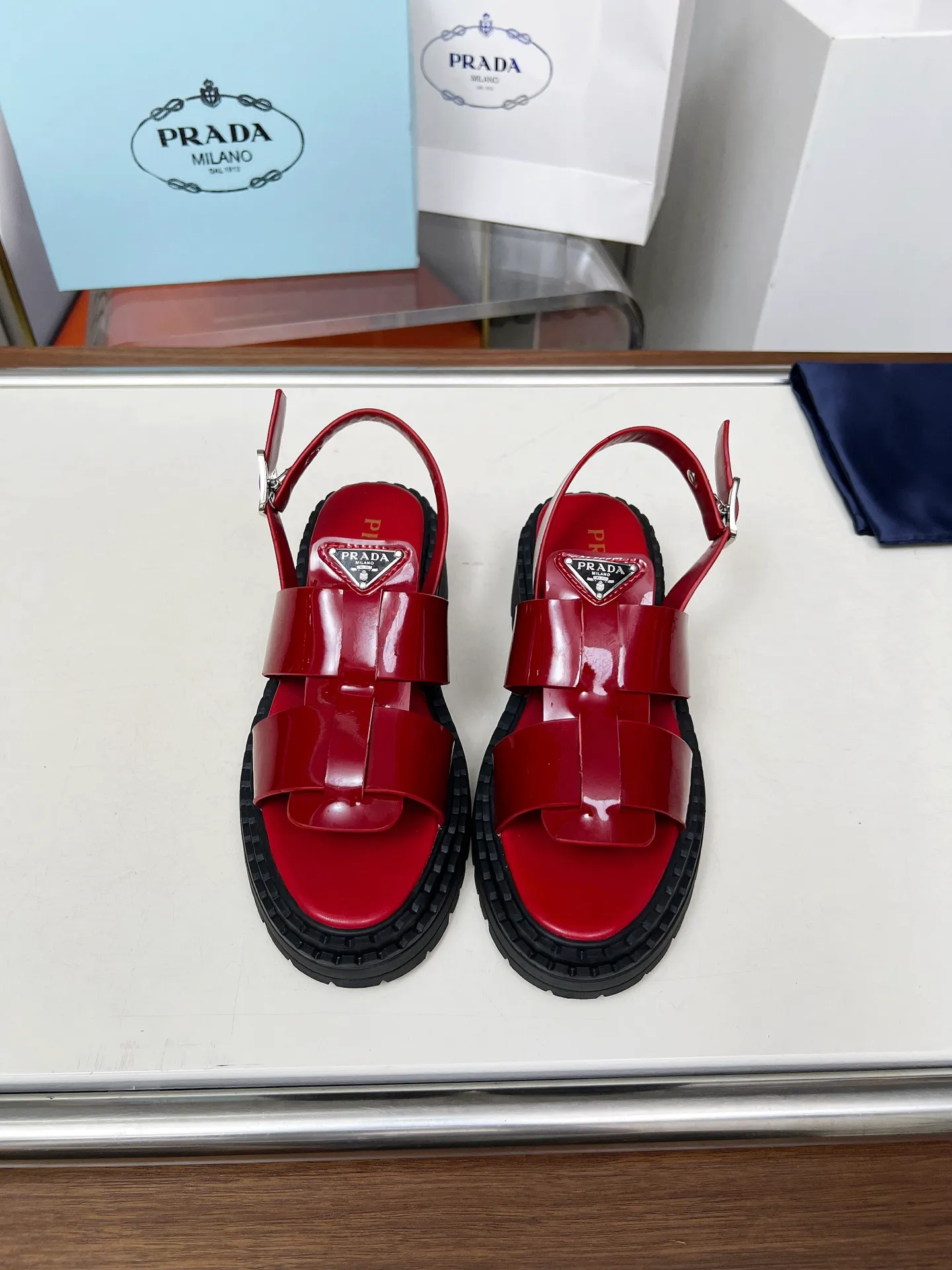 👟👟Ex-factory price 420👟👟 PRADA/Prada 25ss new spring and summer sandals. The simple design is probably the most popular thing about it. It is not the kind that is found on the street. It has its own brand personality. The fabric is made of calfskin and the lining is mixed sheepskin. Heel height: 4.5cm Size: #35-41 (35 41 custom-made is not returnable)